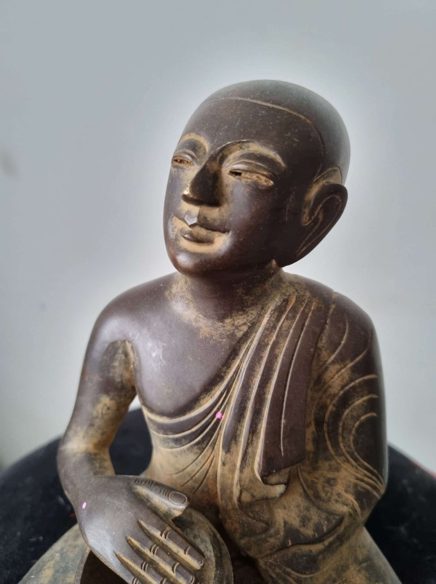 Sculpture en bronze à la cire perdue de moine bouddhiste priant avec un bol offrant milieu XXème ---