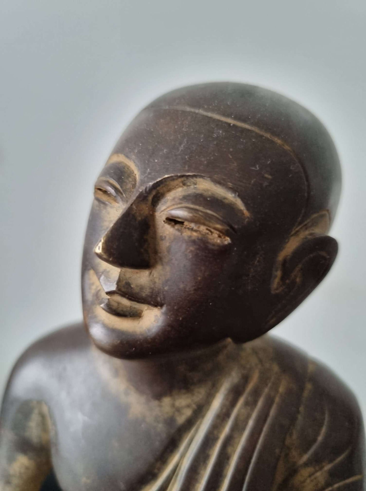 Sculpture en bronze à la cire perdue de moine bouddhiste priant avec un bol offrant milieu XXème ---