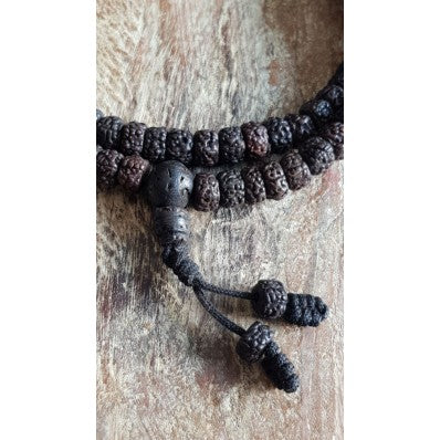 Bracelet collier mala en roche volcanique ---