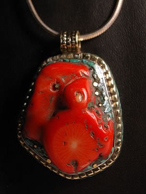 Pendentif tibétain en corail et argent