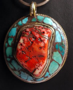 Grand pendentif tibétain en corail turquoises et argent 