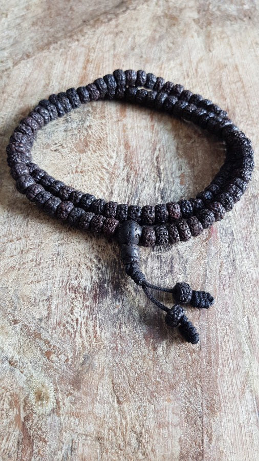 Bracelet collier mala en roche volcanique